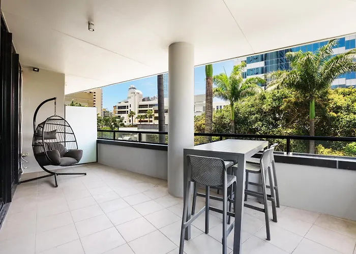 Circle On Cavill Canal Views Huge Apartment