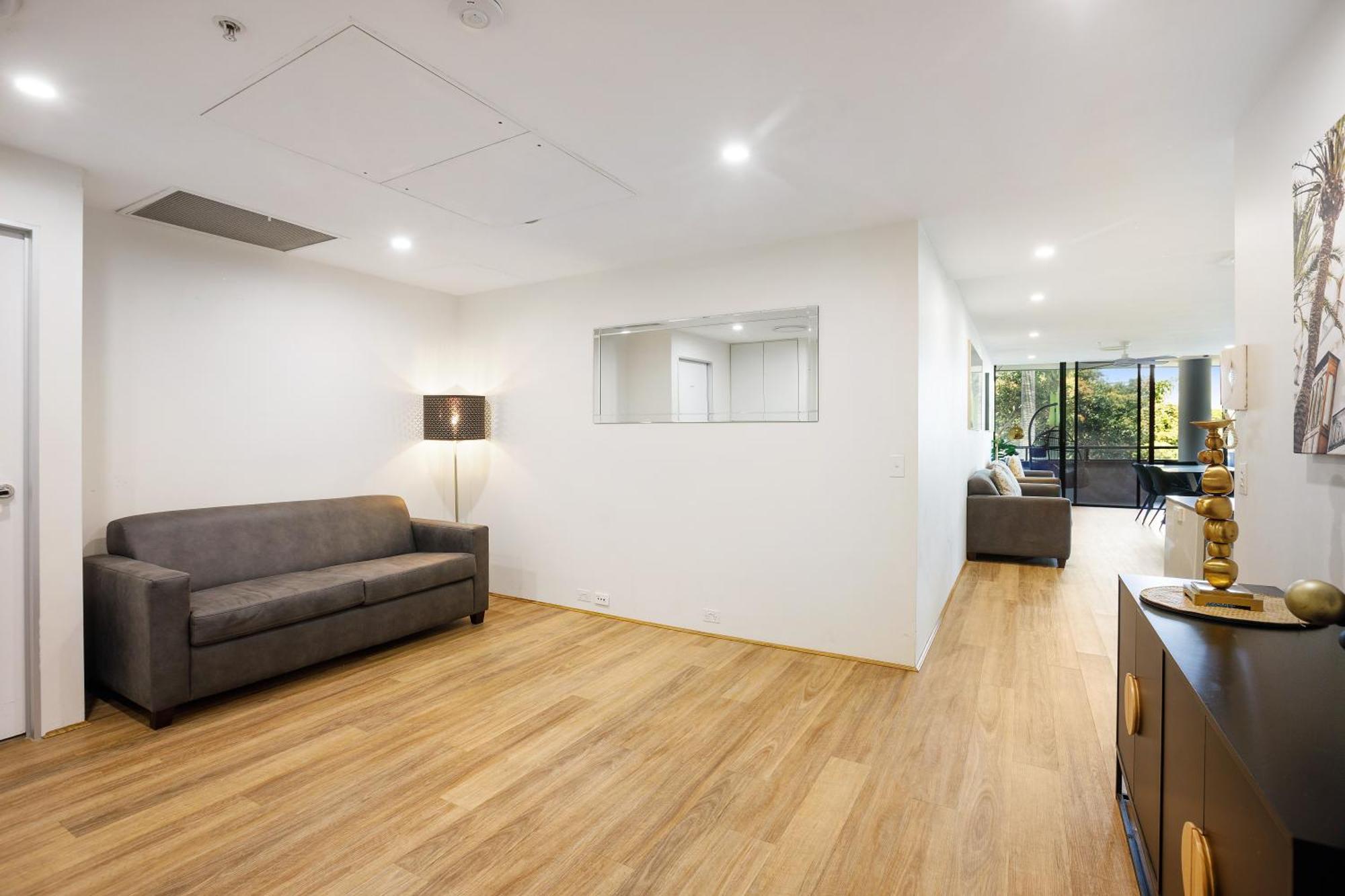 Circle On Cavill Canal Views Huge Apartment