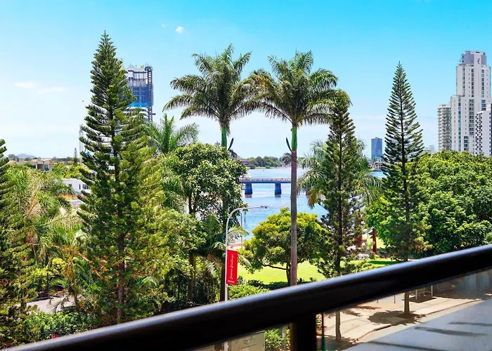 Circle On Cavill Canal Views Huge Apartment