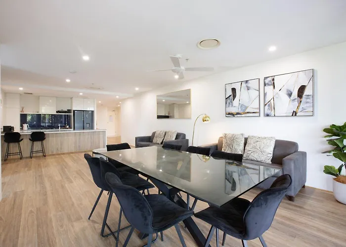 Circle On Cavill Canal Views Huge Apartment