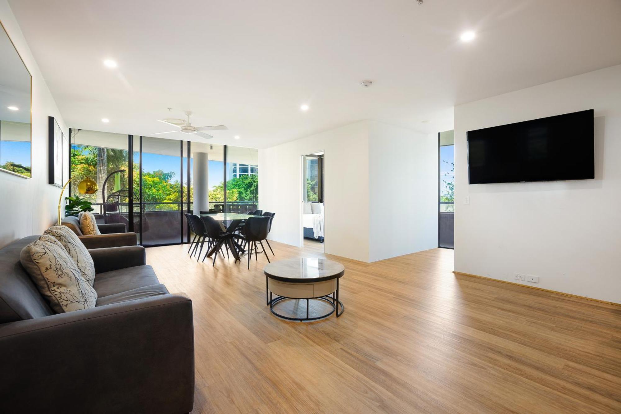 Apartment Circle On Cavill Canal Views Huge *
