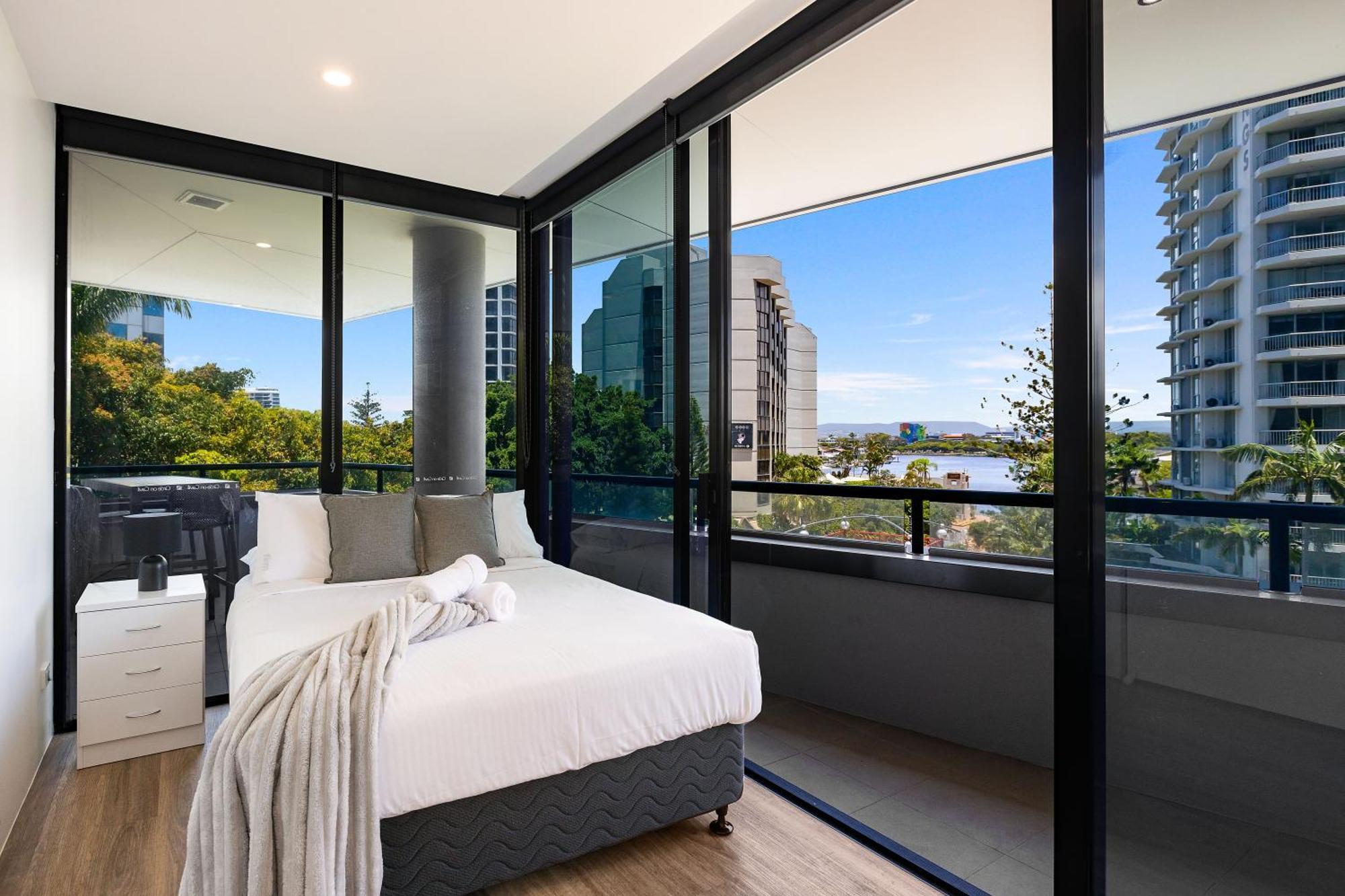 Circle On Cavill Canal Views Huge Apartment *